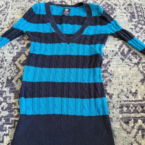 Y2K Cable Knit Teal and Navy V-Neck Tight Fit Sweater Size Medium Winter Knit - Picture 5 of 10